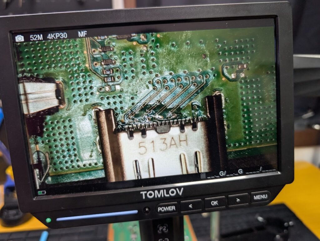 CUH-1100Aに新しいHDMI端子を取り付けているときの写真

新しいHDMI端子をハンダ付けした後の写真
