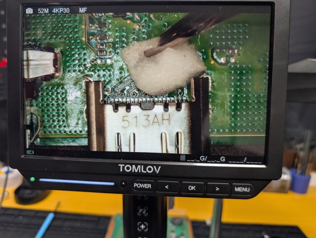 CUH-1100Aに新しいHDMI端子を取り付けているときの写真

清掃時の写真