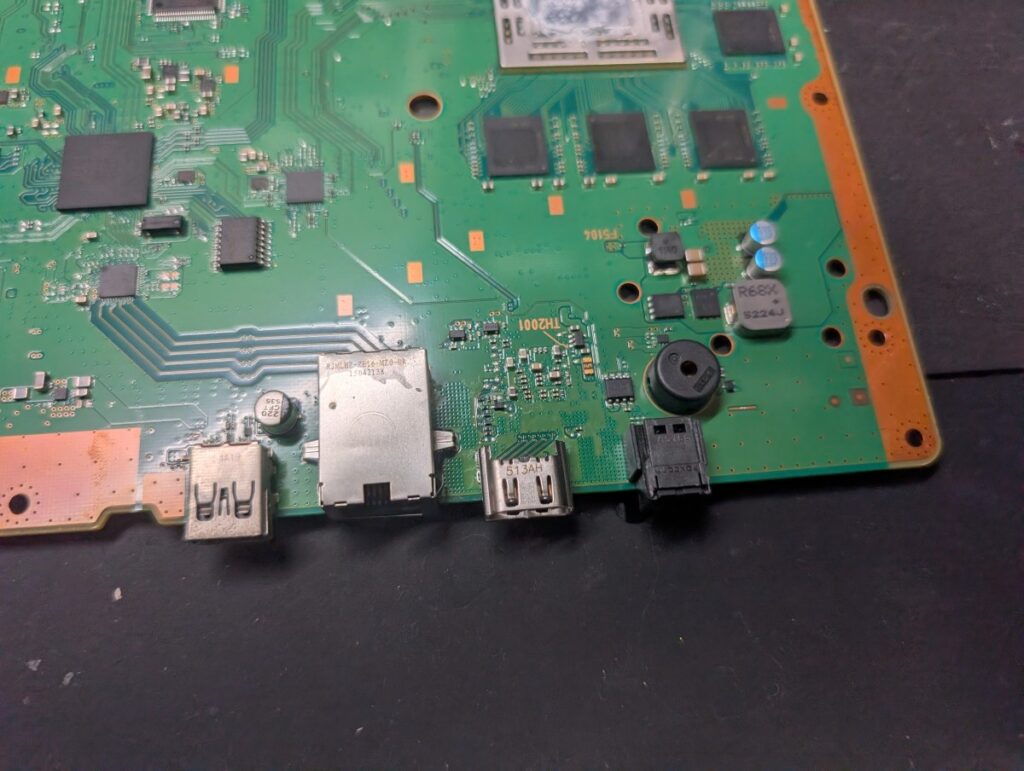 CUH-1100Aに新しいHDMI端子を取り付けた後の写真
