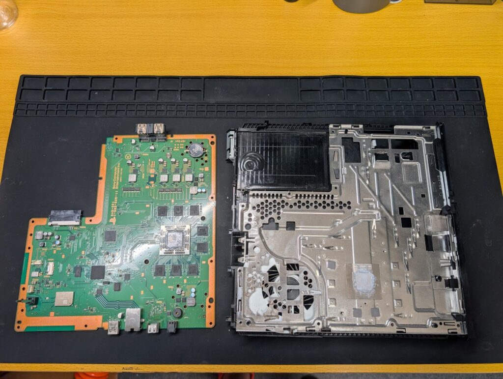 CUH-1100Aのメイン基板と本体ケースの写真

修理後の組み立て時の様子