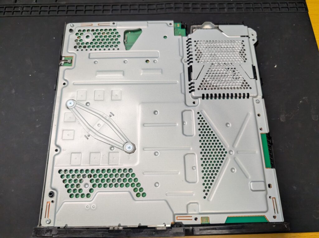 CUH-1100AのHDMI端子交換後の組み立て時の様子