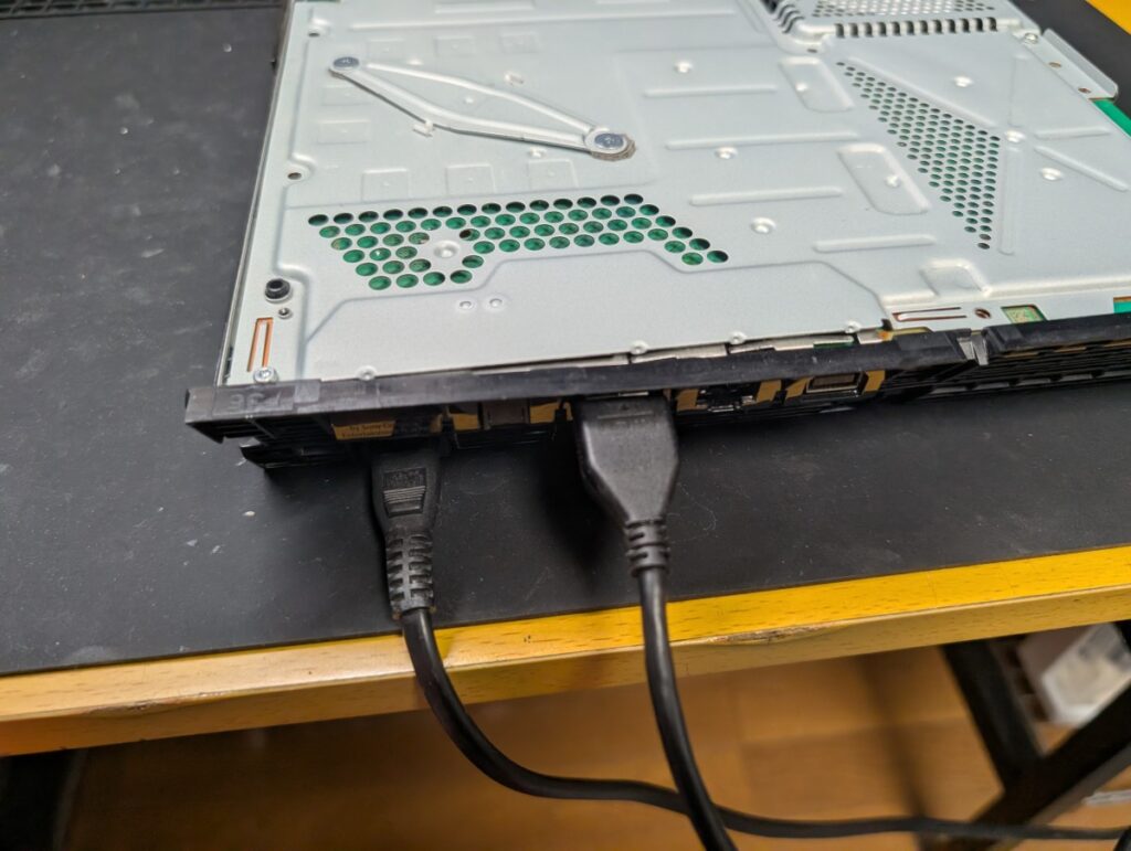 CUH-1100AのHDMI端子交換後の動作確認時の様子