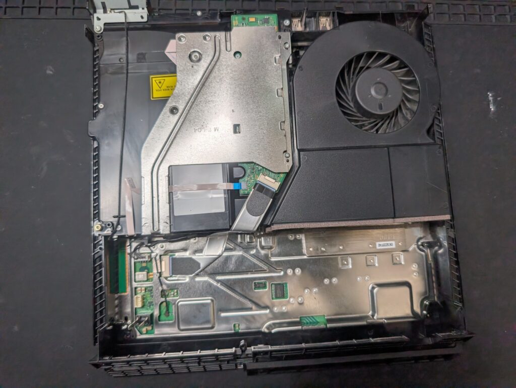 CUH-1100Aの電源ボックスを取り外した後の写真
