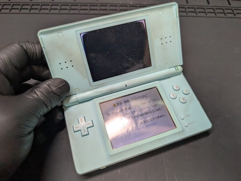 上画面が黒く変色したDS Liteの写真