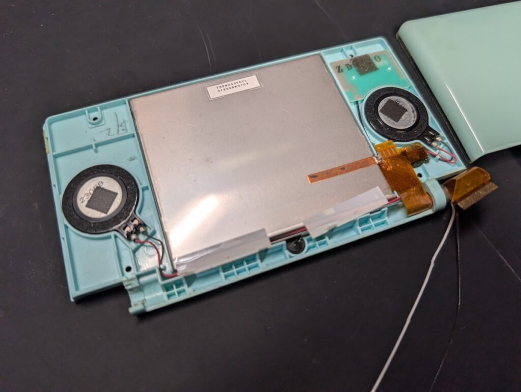 DS Liteの上画面を取り外す前の写真
劣化した画面