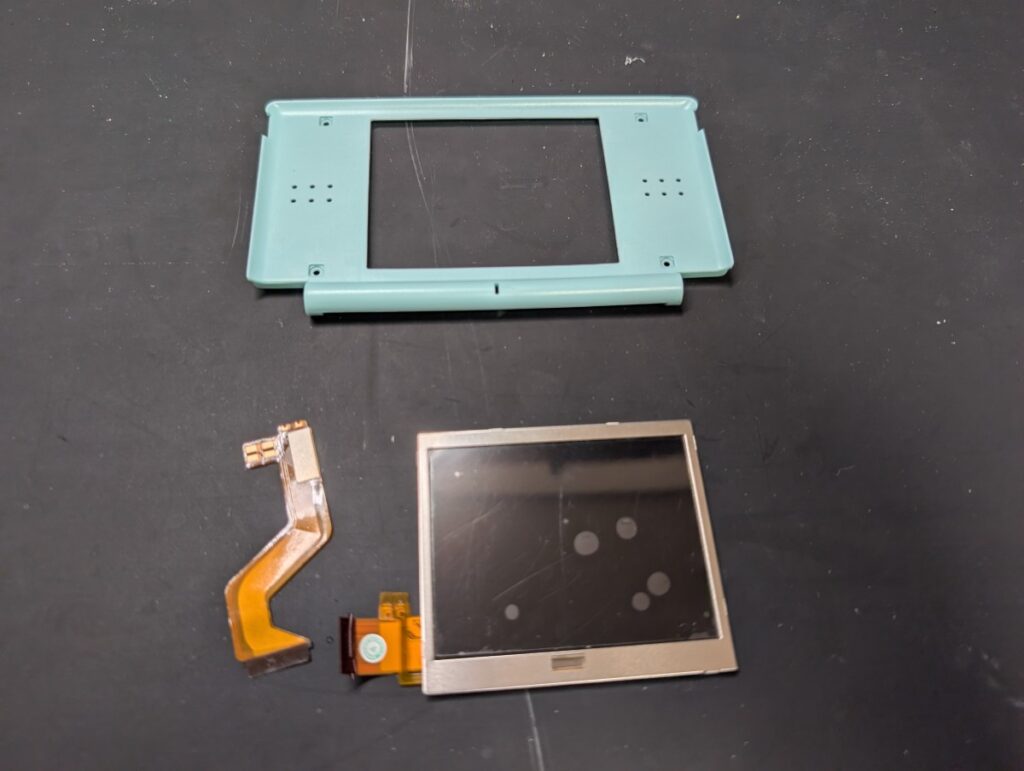 DS Liteの下画面を上画面に流用するためのケーブルと下画面の写真