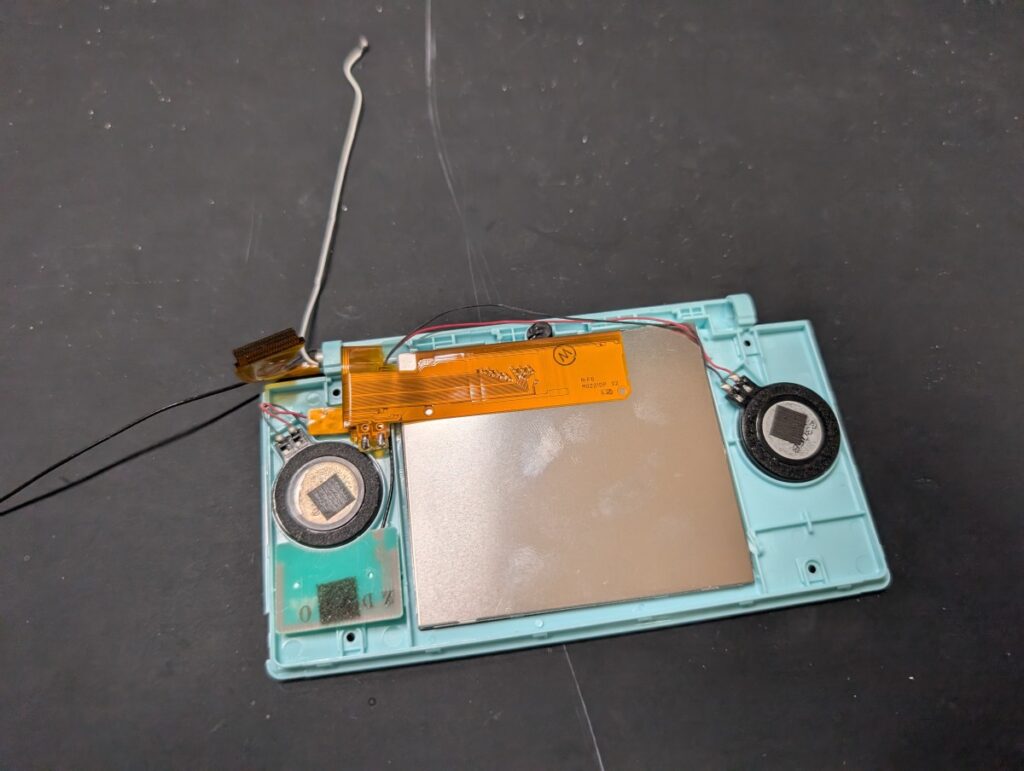 DS Liteの上画面を取り付けた後の写真