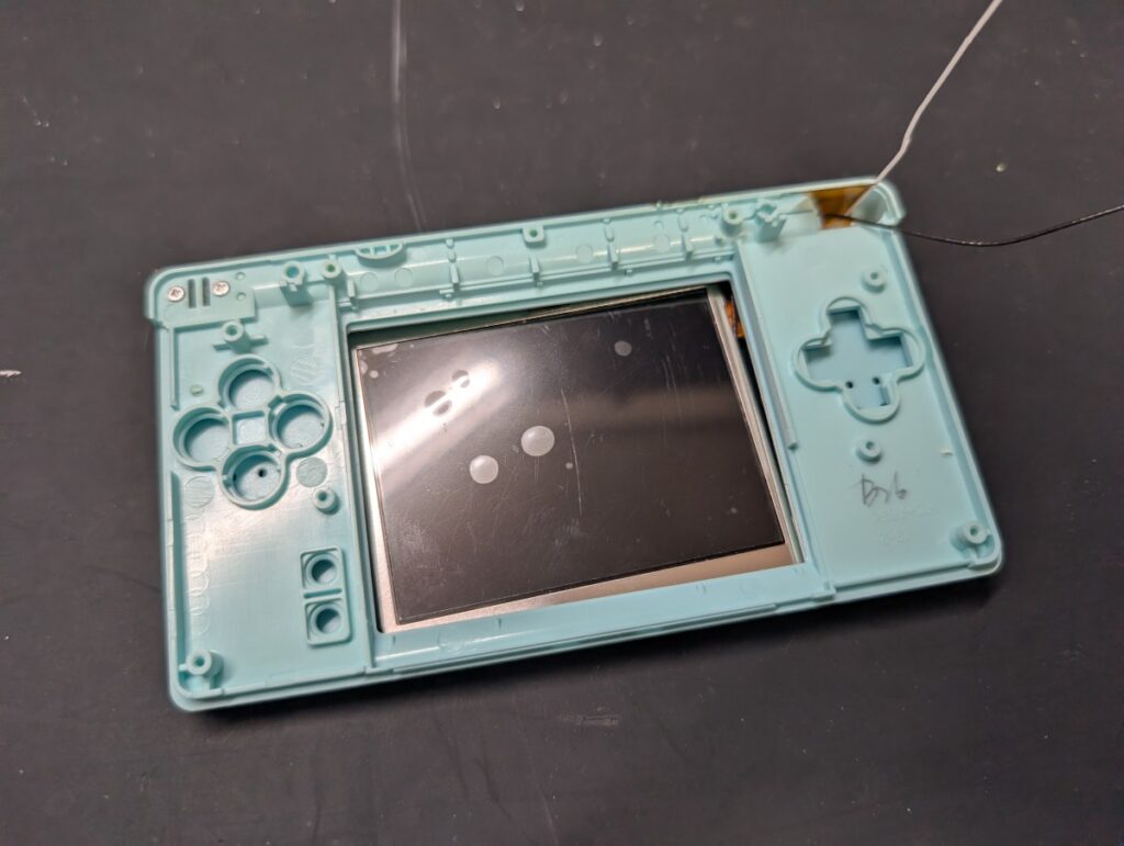 DS Liteの上側と下側の外装を組み立てた時の写真