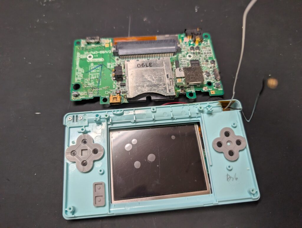 DS Lite本体に基板を取り付ける前の写真