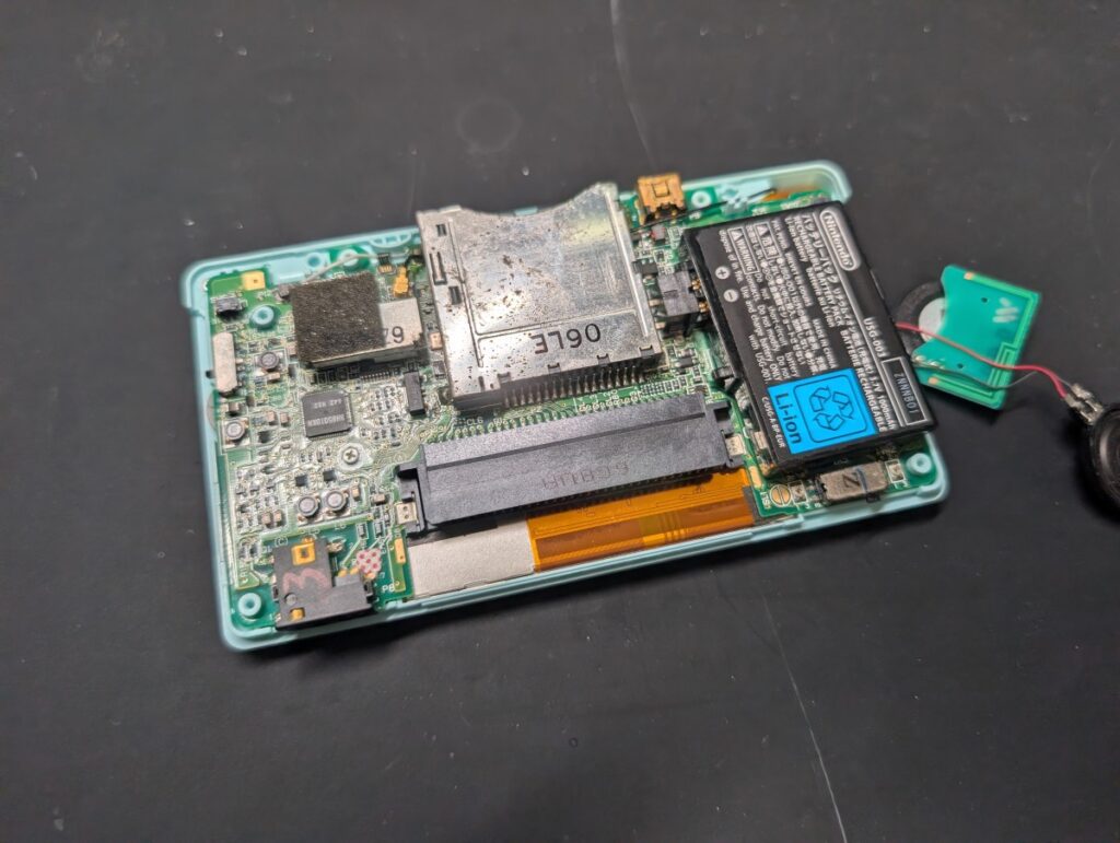 DS Lite本体に基板を取り付けてバッテリーを装着した写真