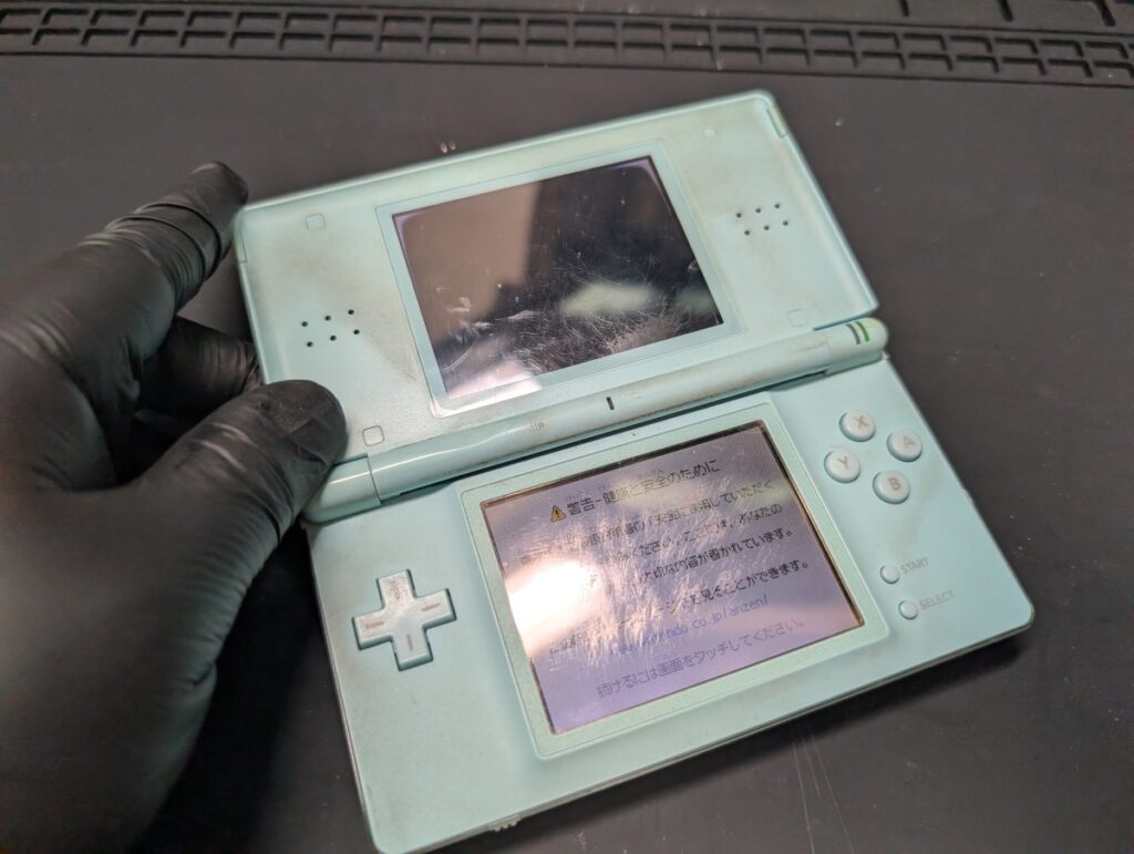 ヒンジ部の外装が破損して、角度を保持できないDS Liteの写真