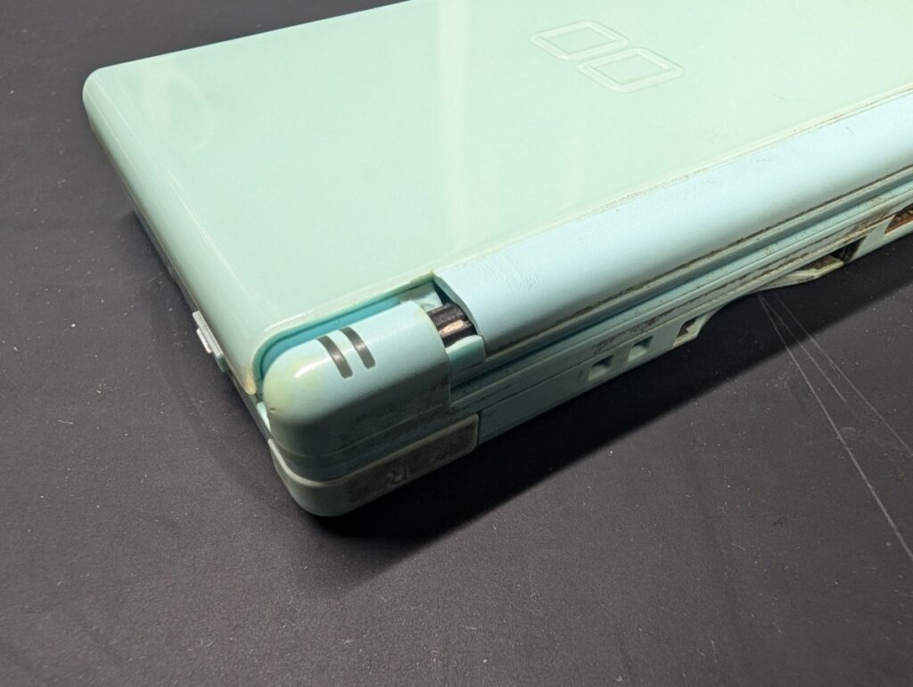 DS Liteのヒンジ破損部の写真
