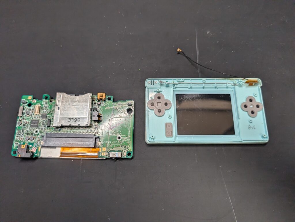 DS Liteの基板を外した後の写真
基板と外装