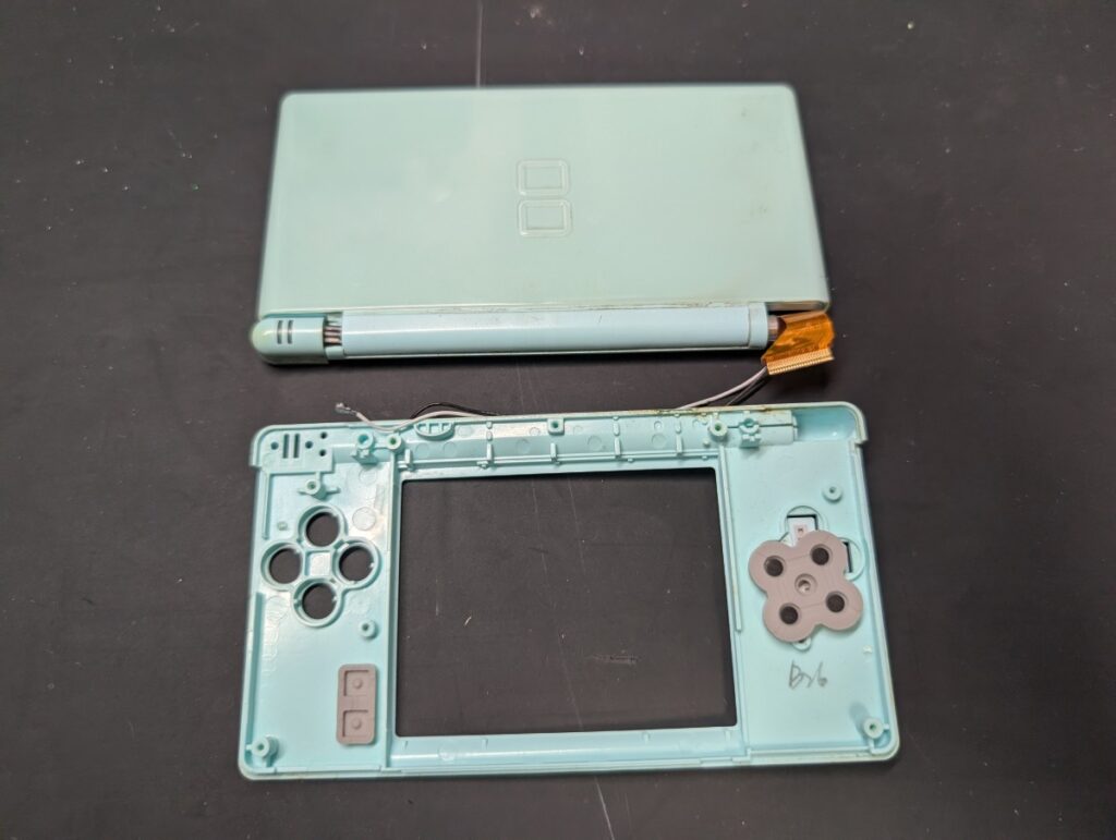 DS Liteの上下外装を分離した後の写真