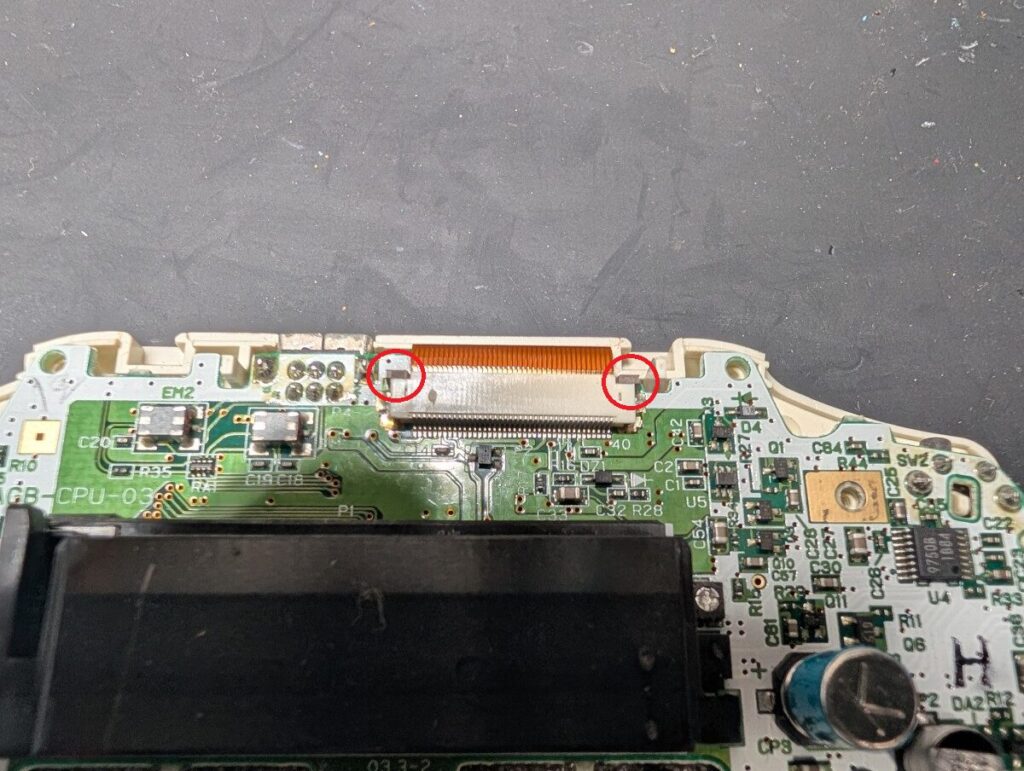 GBAの液晶ケーブル取り外し方法の写真