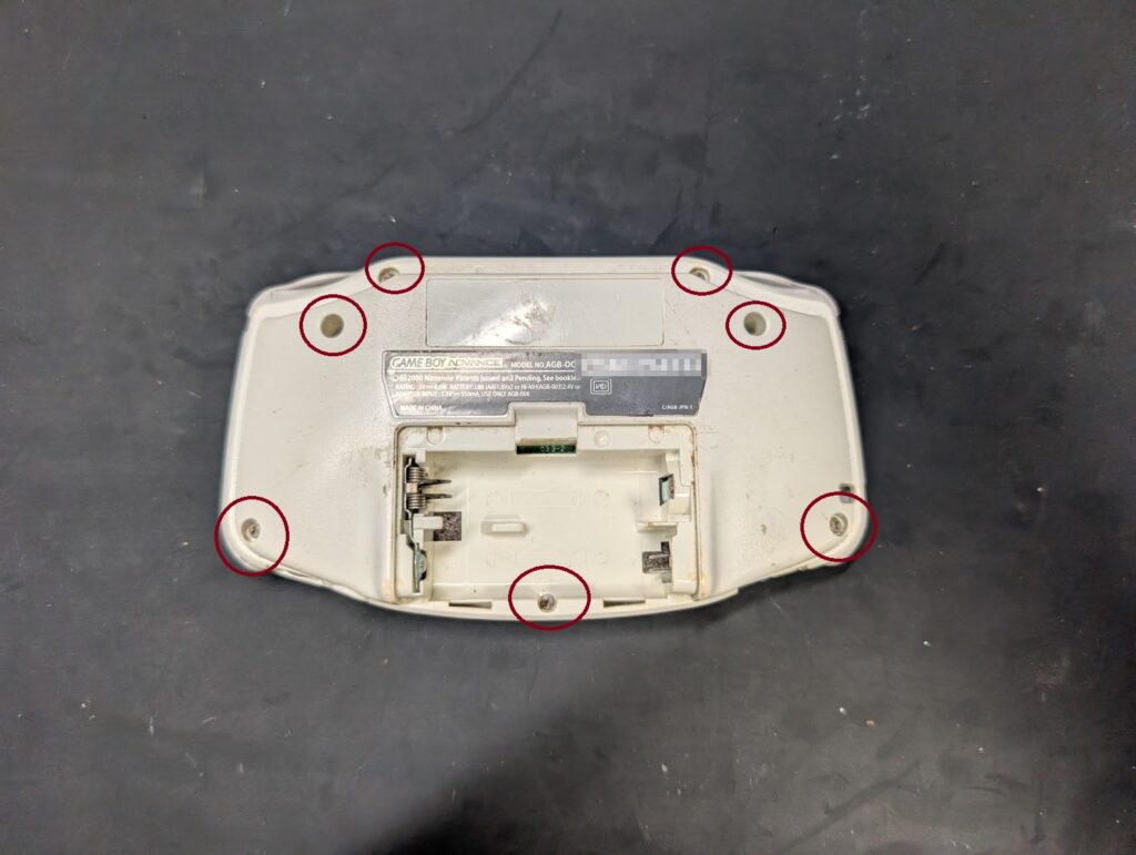 GBAの分解ネジの場所の写真