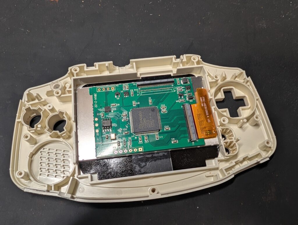 GBAのIPS液晶取り付け後の写真