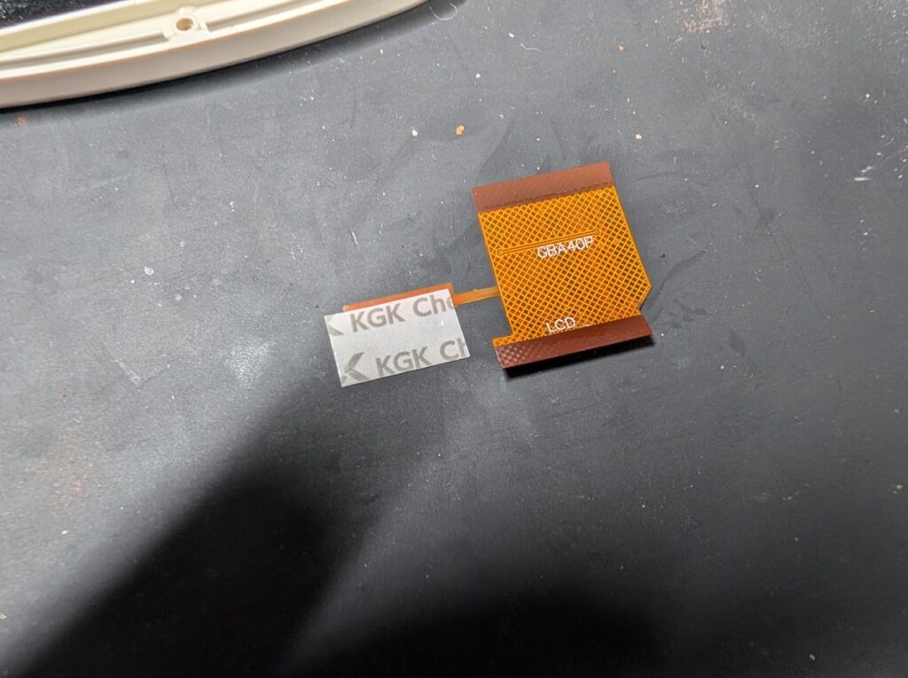 GBAのIPS液晶ケーブルに両面テープを貼り付けたときの写真