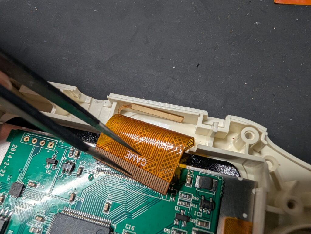 GBAのIPS液晶ケーブルのタッチケーブル貼り付け時の写真