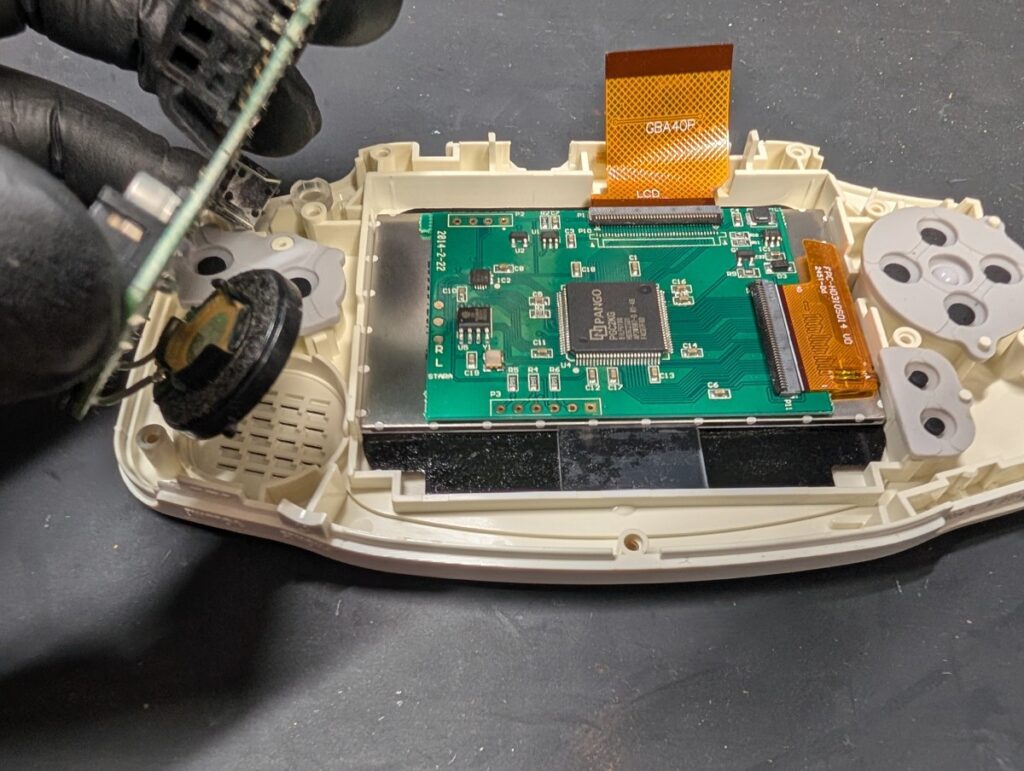 GBAのIPS液晶取り付け後の基板取り付け時の写真