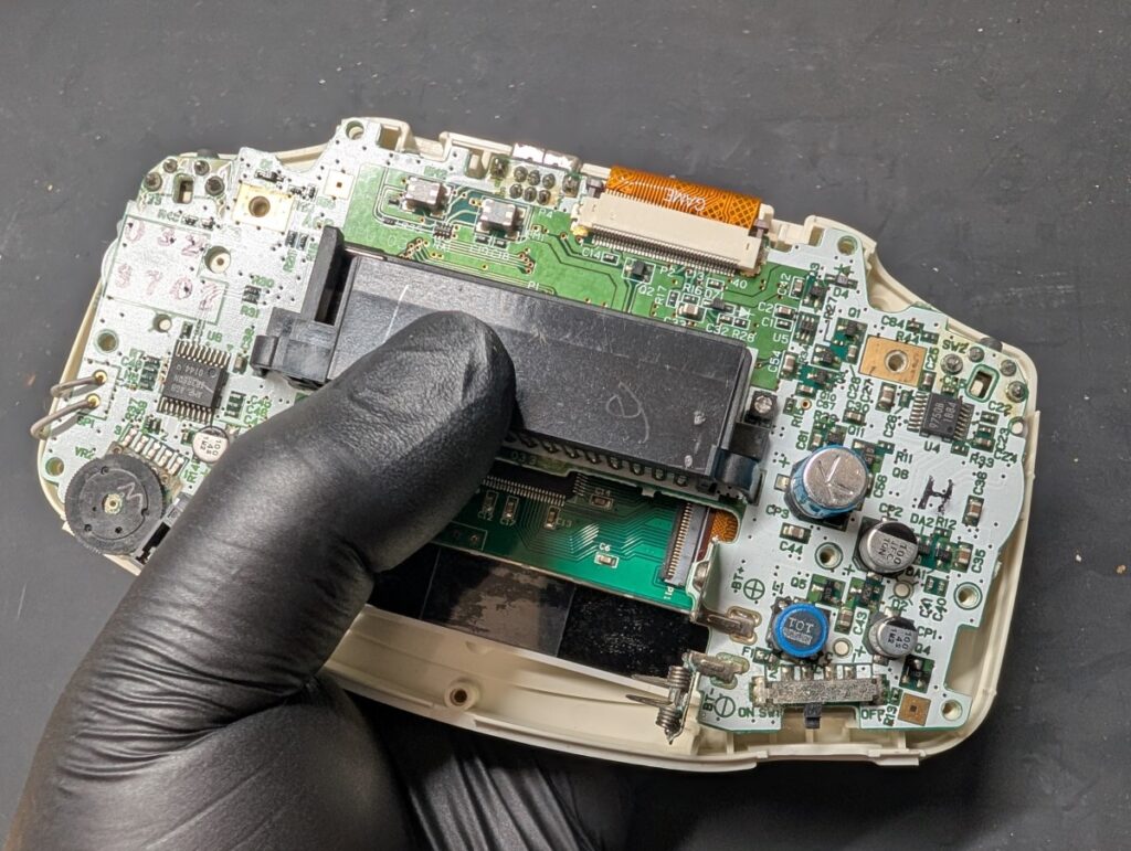 GBAのIPS液晶取り付け後の基板取り付け時の写真