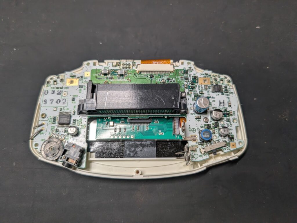 GBAのIPS液晶取り付け後の基板取り付け後の写真