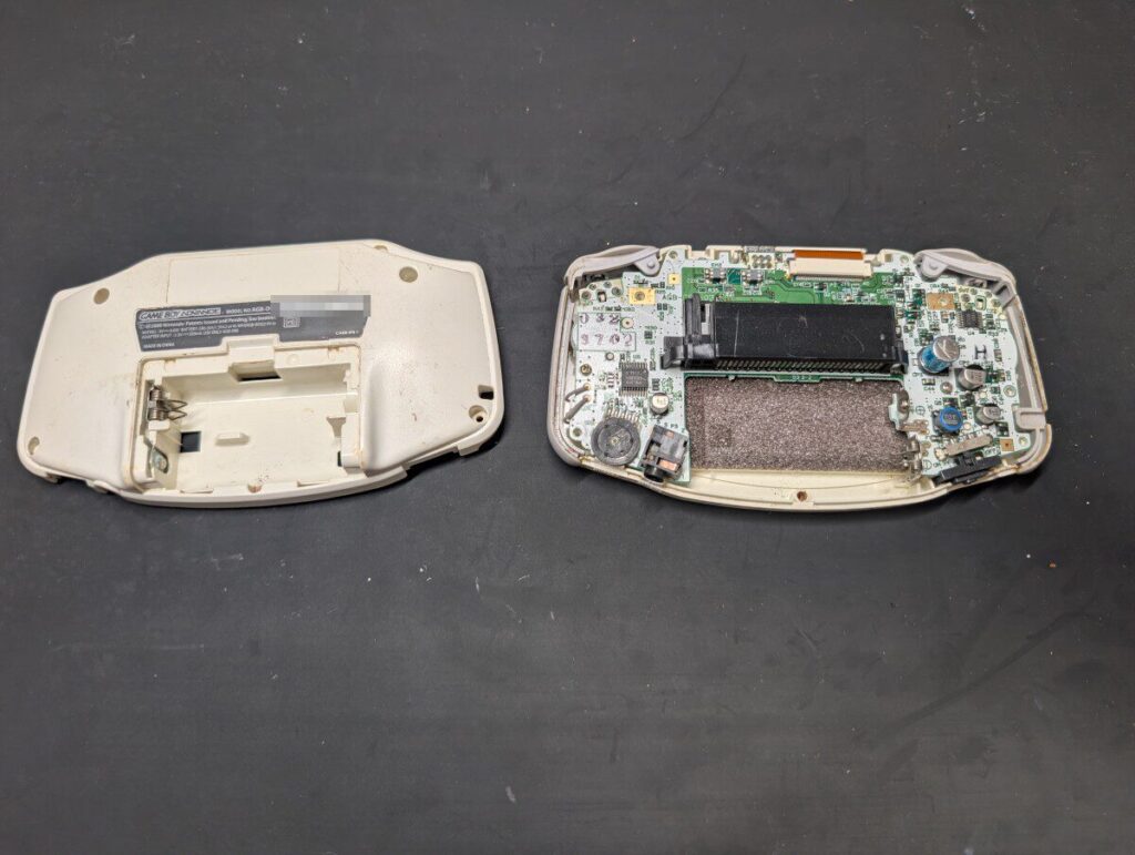 GBAの裏側カバーを外した後の写真