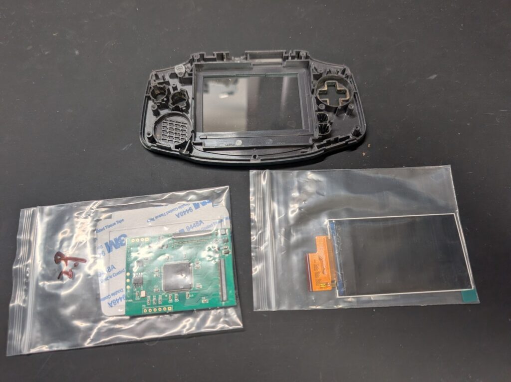 GBAの外装と、IPS液晶と基板を並べた写真