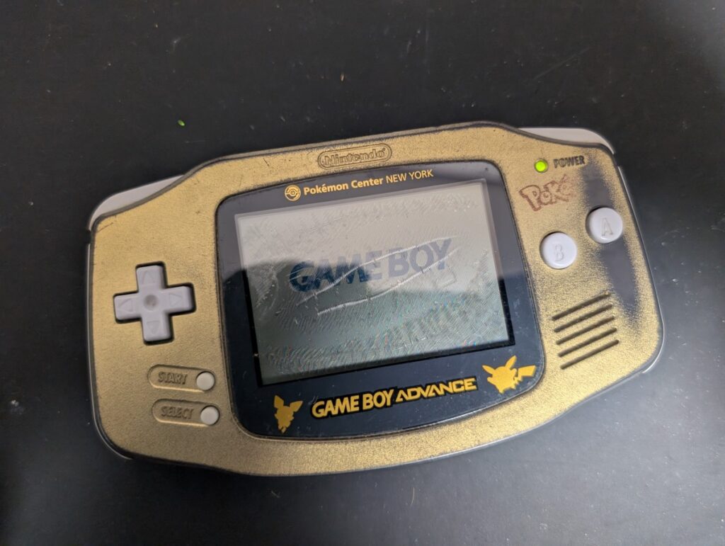 劣化した画面のGBA本体の写真