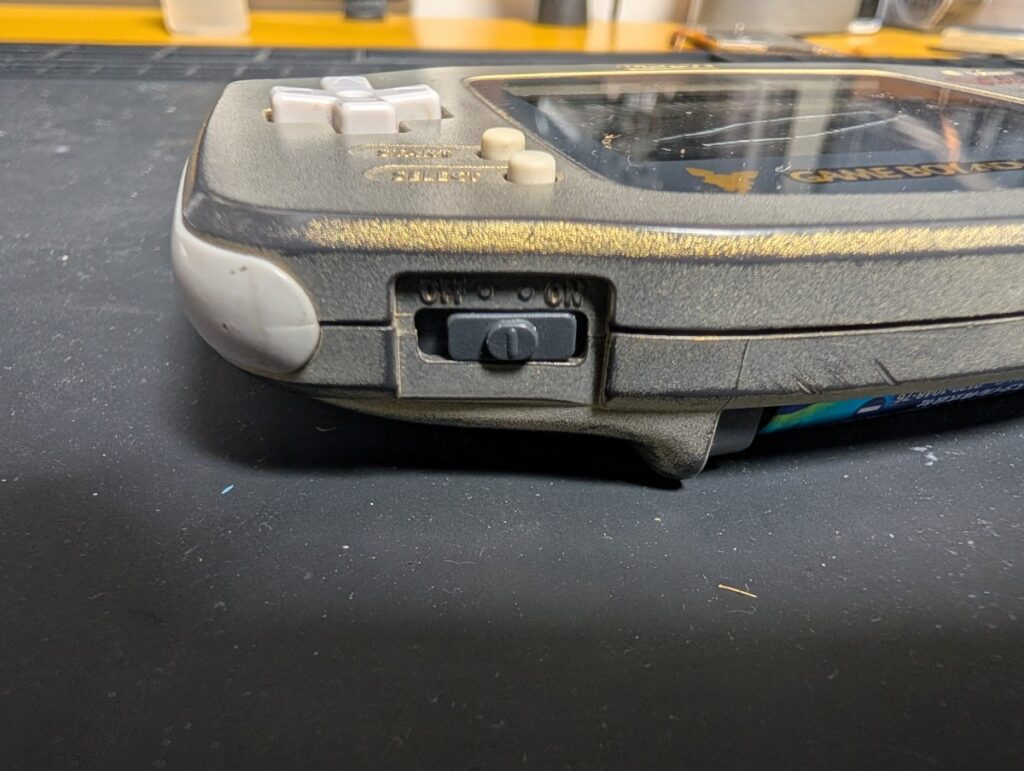 電源スイッチの写真
写真を見ないと分からない。これ以上スライドすると電源が落ちる絶妙な位置の電源スイッチの位置
