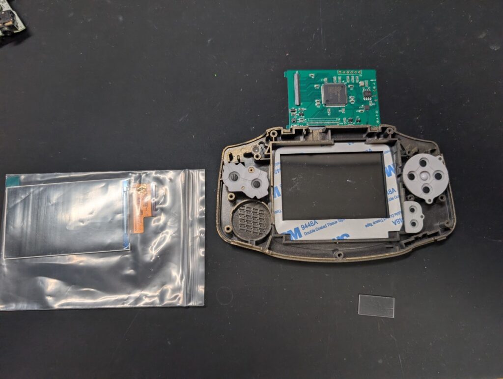 GBAにIPS液晶を取り付ける最中の写真