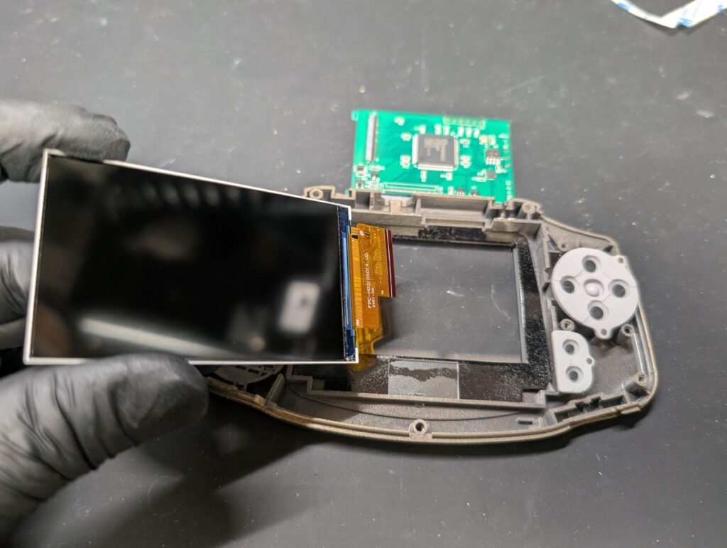 GBAにIPS液晶を取り付ける最中の写真

IPS液晶を手に持っている自慢げに