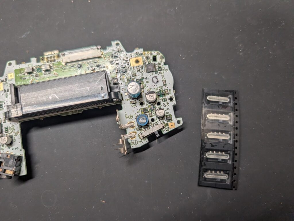 GBAのメイン基板と、新品の電源スイッチの写真