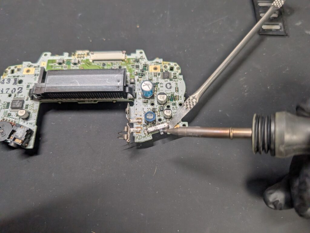 GBAの基板から電源スイッチを取り外しているときの写真