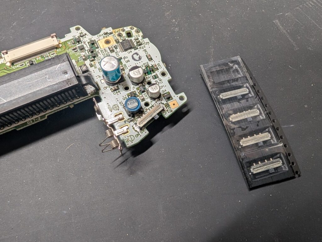 GBAの基板に新しい電源スイッチを取り付けた後の写真
