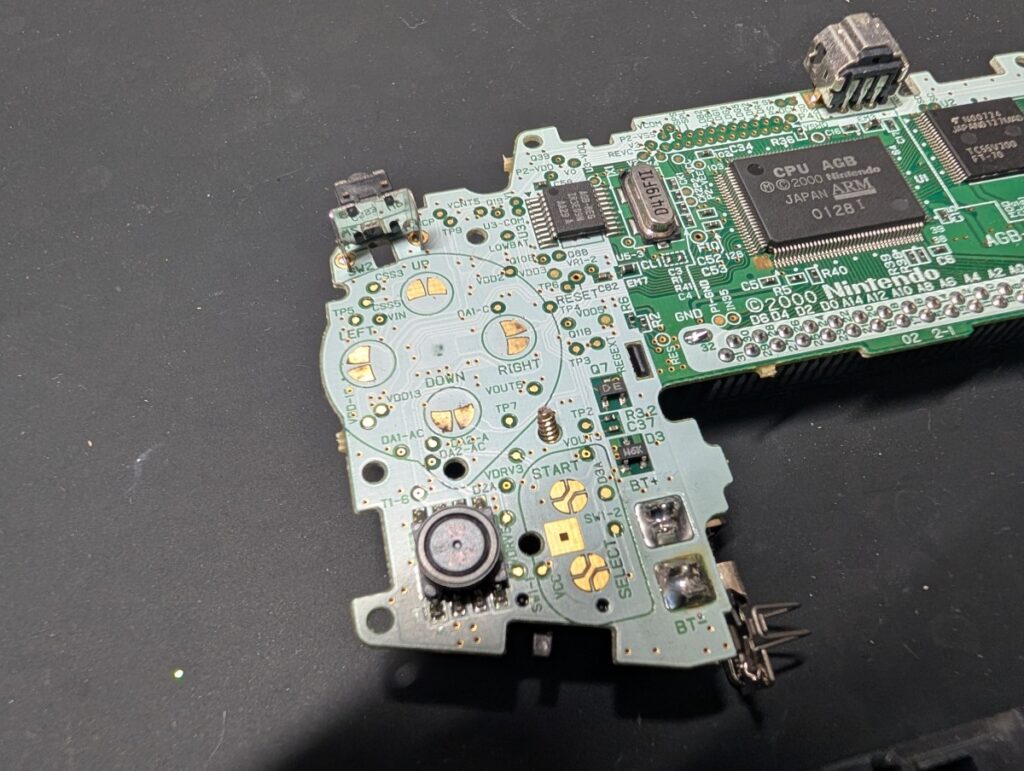 GBAの基板の写真
十字キーボタン部分