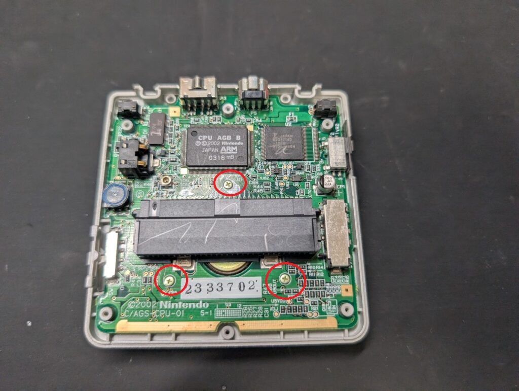 GBASPのメイン基板の固定ネジ位置の詳細画像