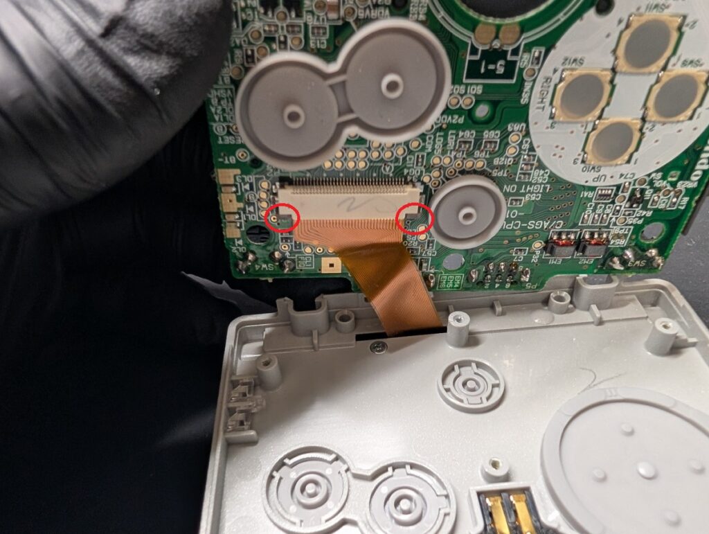 GBASPの液晶ケーブル取り外し方法の説明画像