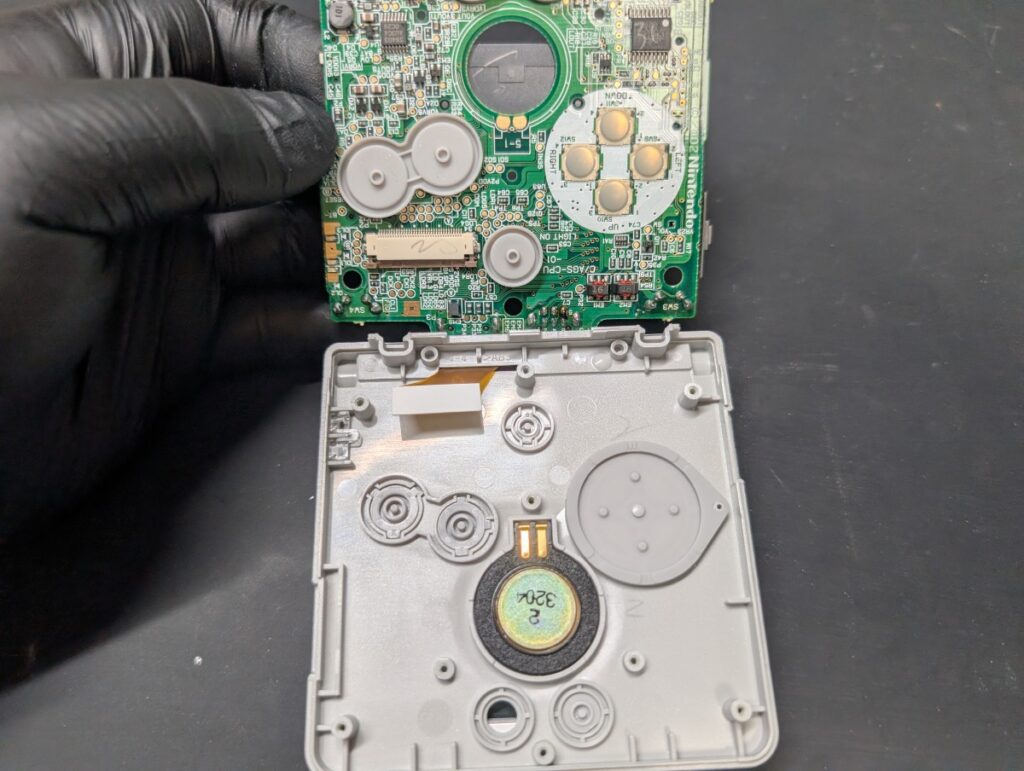 GBASPの液晶ケーブル取り外し方法の説明画像