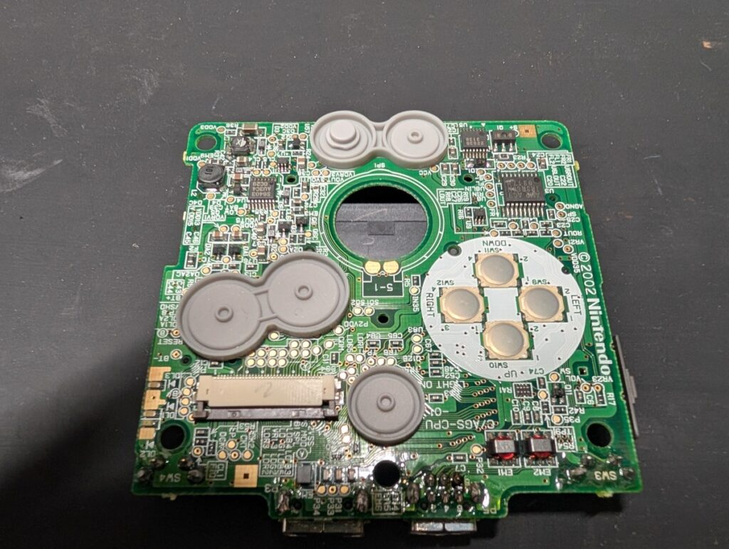 GBASPの基板に残ったボタンラバーの写真