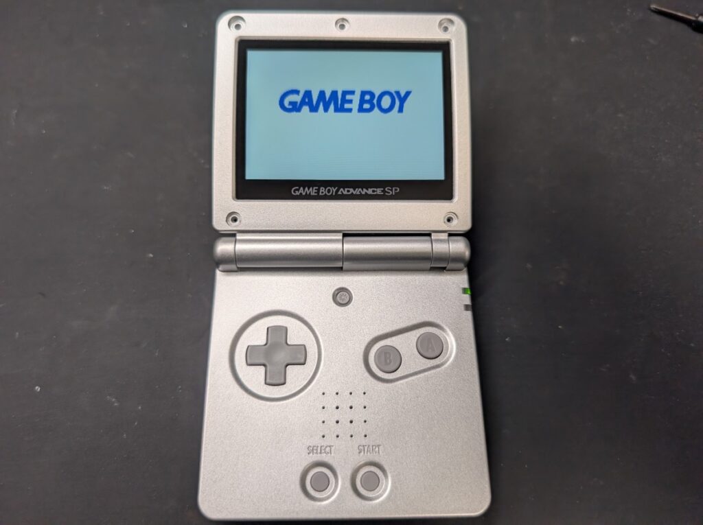GBASPのIPS液晶取り付け後の動作確認時の写真