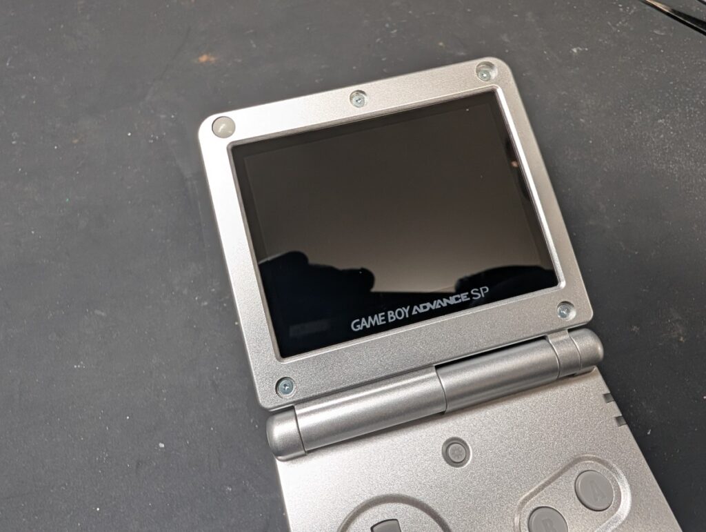 GBASPのIPS液晶取り付け後の動作確認時の写真