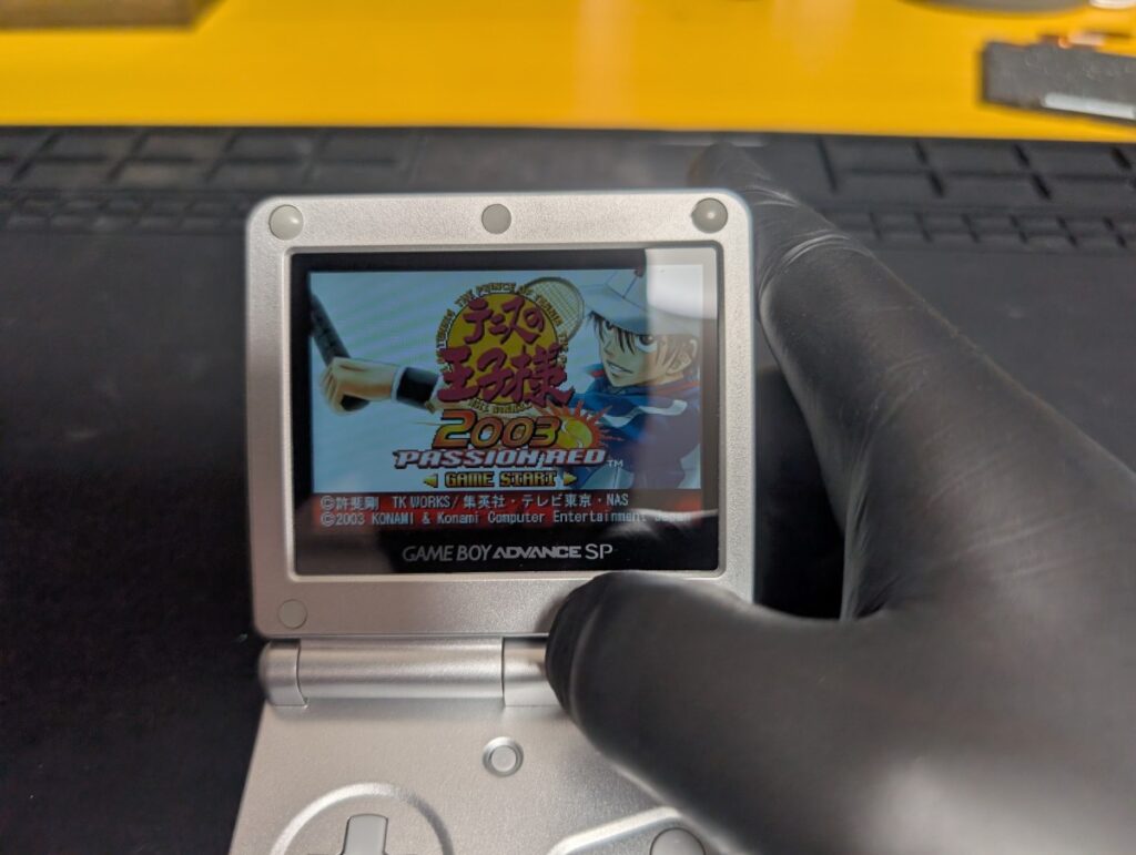 GBASPのIPS液晶取り付け後の動作確認時の写真