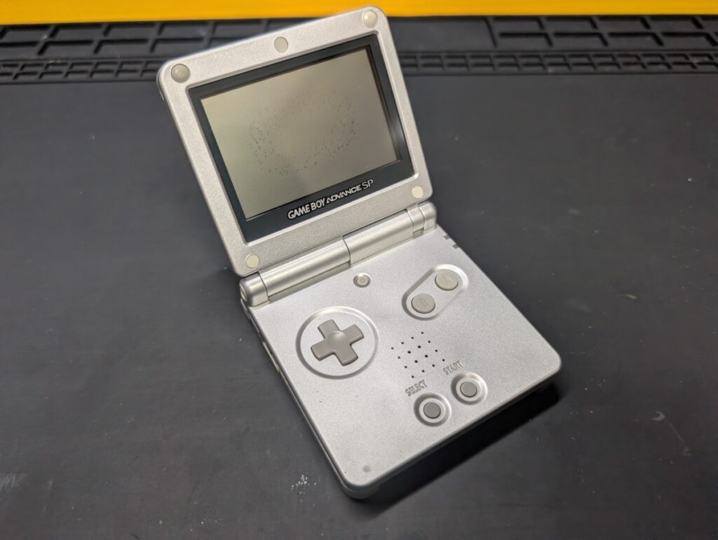 液晶のカビが生えたGBASP本体の写真