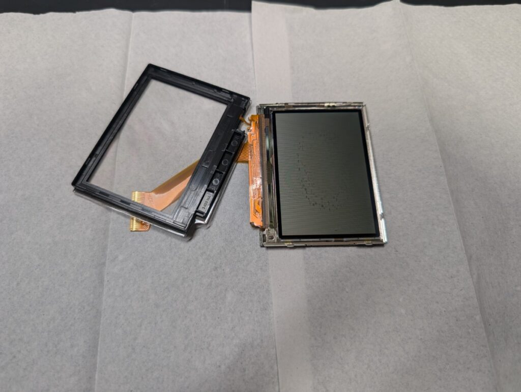 GBASPの液晶を分解した後の写真