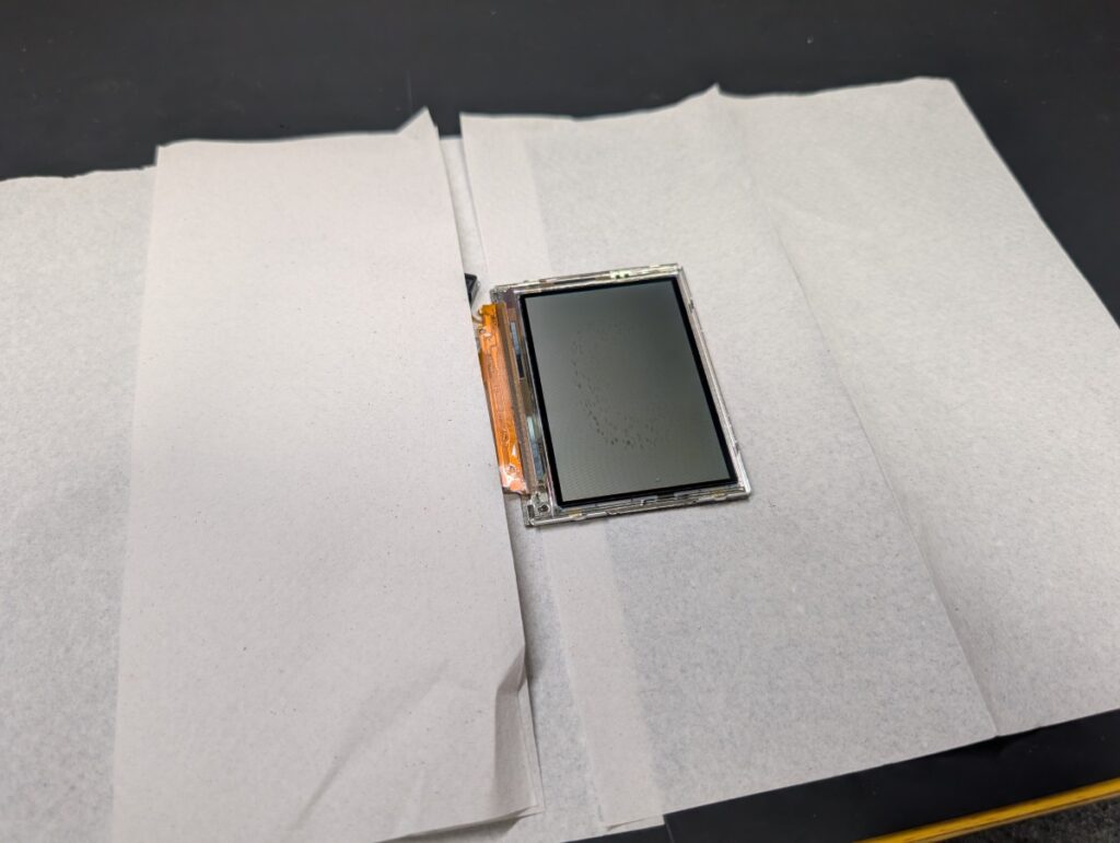 GBASPの液晶の偏光フィルムを剥がす前の準備時の写真