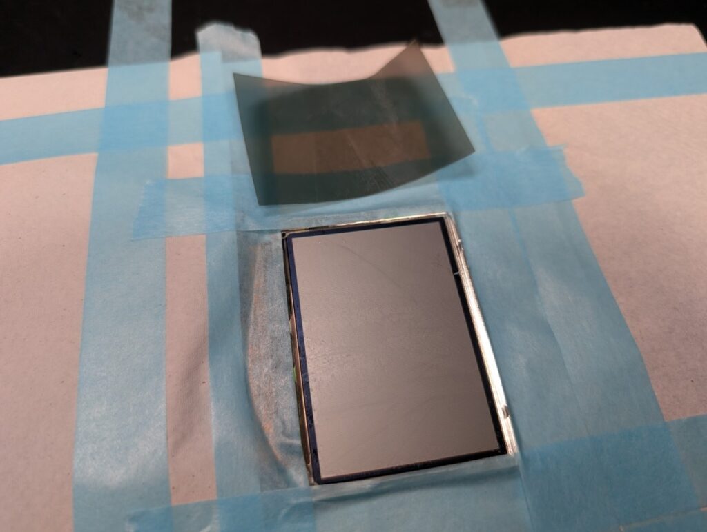 GBASPの液晶の劣化した偏光フィルムを剥がした後の写真