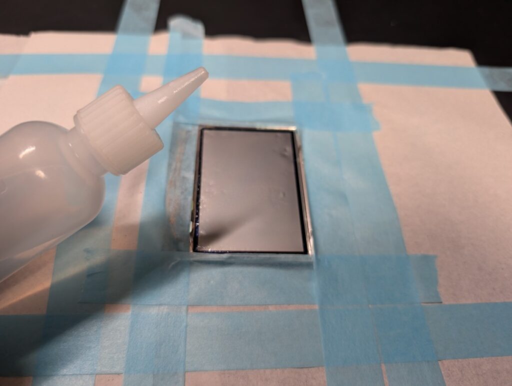 GBASPの液晶の劣化した偏光フィルムを剥がした後の接着剤を除去している時の写真