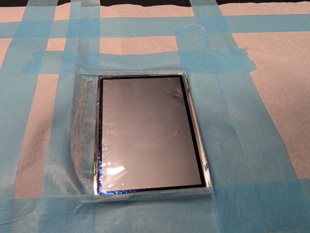 GBASPの液晶の劣化した偏光フィルムを剥がした後の接着剤を除去している時の写真