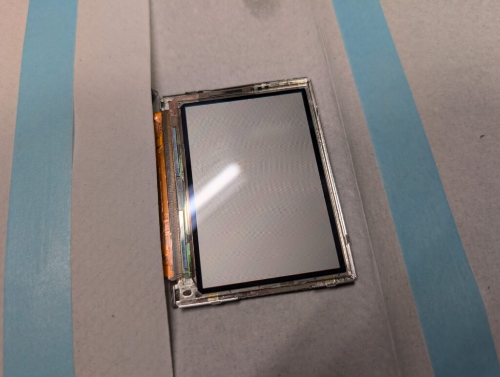 GBASPの液晶の劣化した偏光フィルムを剥がした後の清掃後の写真
